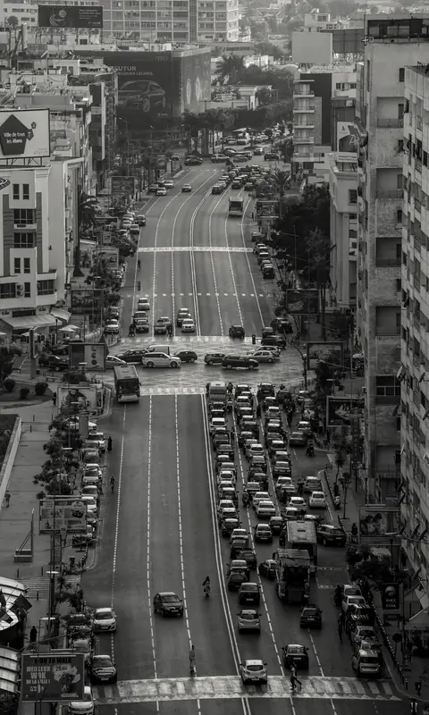 Le boulevard d'Anfa vu d'un toit, en noir et blanc : circulation dense entre des immeubles