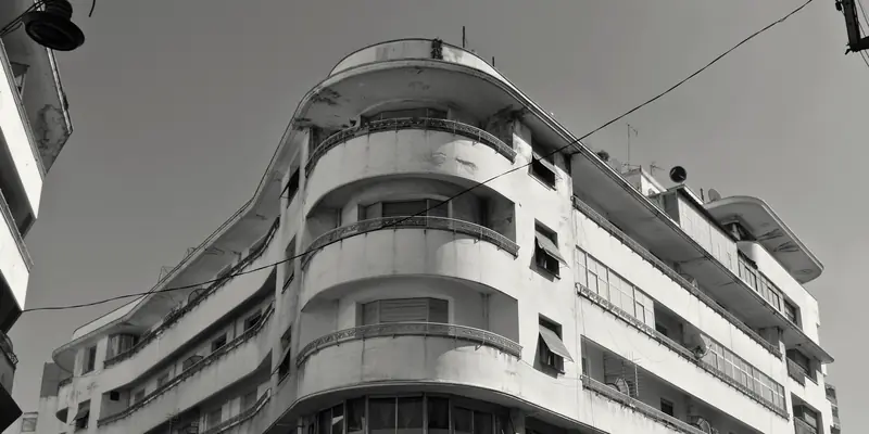 عمارة زاوية بشرفات مستديرة متراكبة